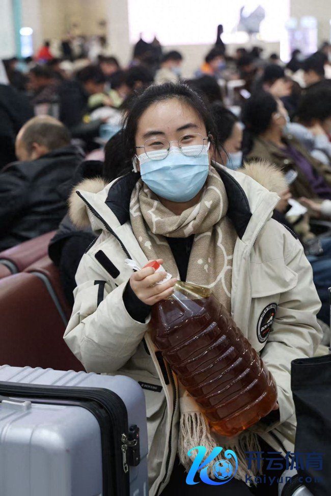 河南女孩拎着甘肃胡麻油回家 情意满满的年货之旅